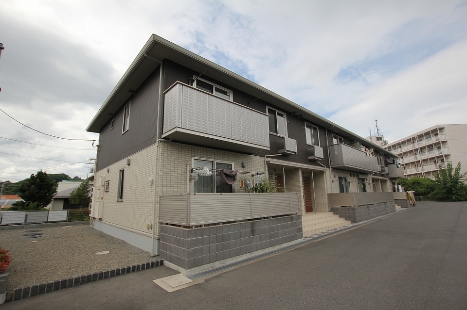 尾道駅より徒歩5分 築8年8ヶ月 2階建の賃貸物件