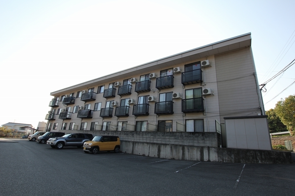 尾道駅より徒歩4分 築23年8ヶ月 3階建の賃貸物件