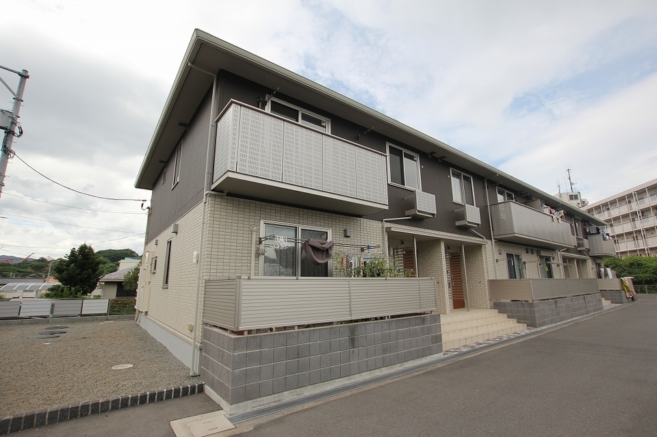 尾道駅より徒歩5分 築8年8ヶ月 2階建の賃貸物件